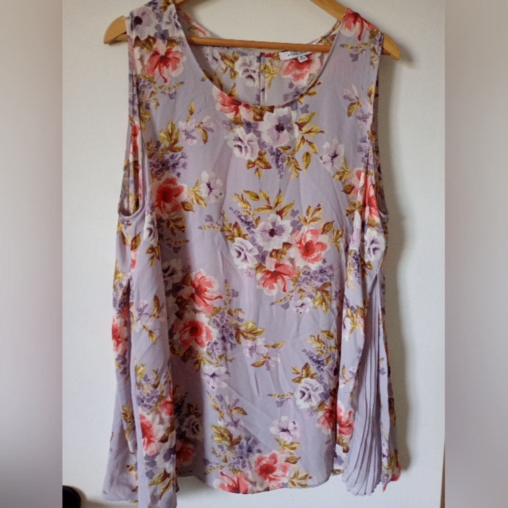 Rose & Olive Lavender Floral Sleeveless Blouse
